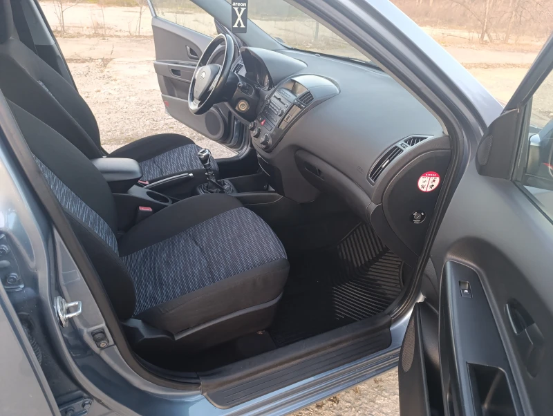 Kia Ceed 1.6i, снимка 11 - Автомобили и джипове - 52966336