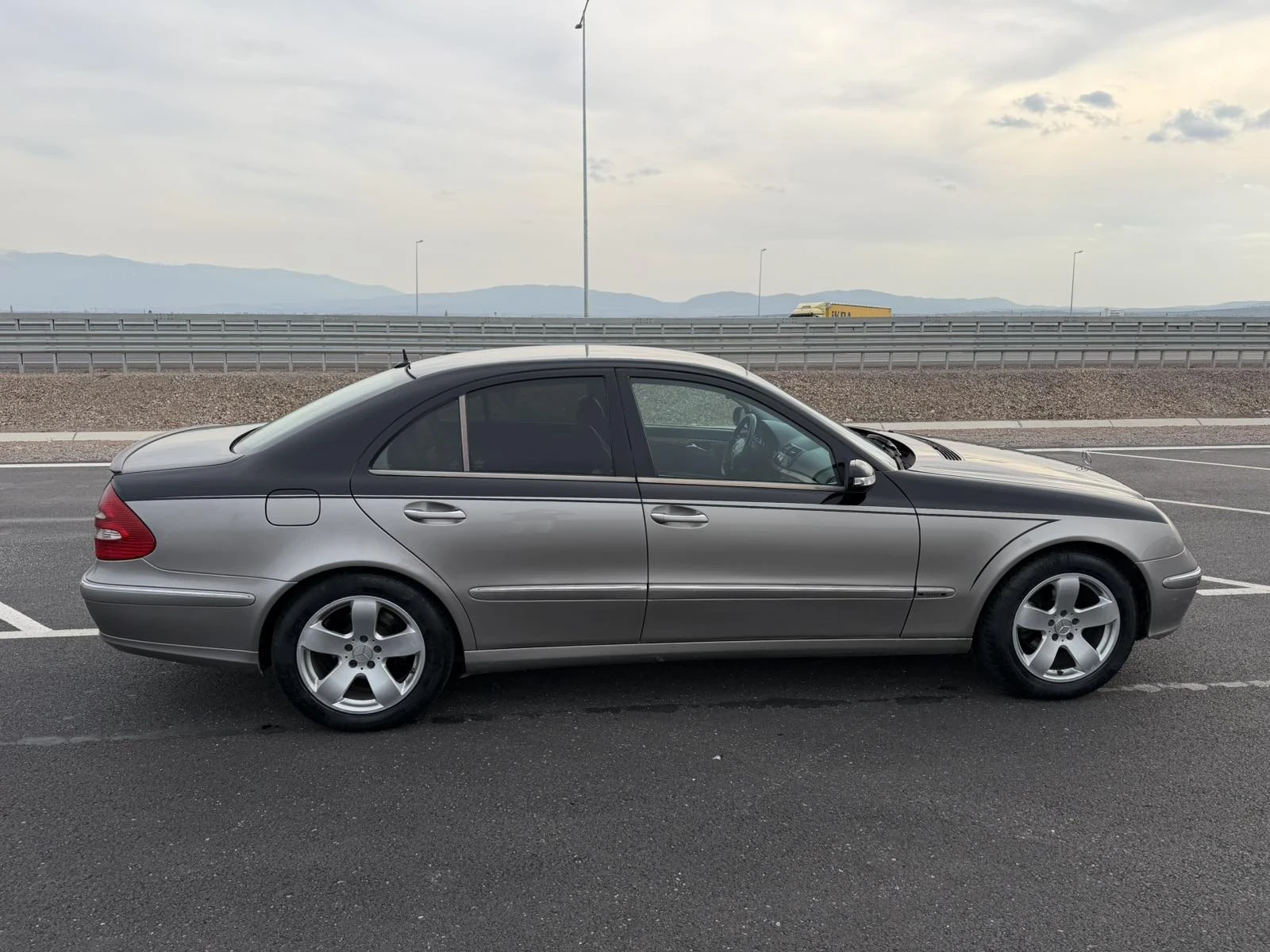 Mercedes-Benz E 220, снимка 3 - Автомобили и джипове - 54354241