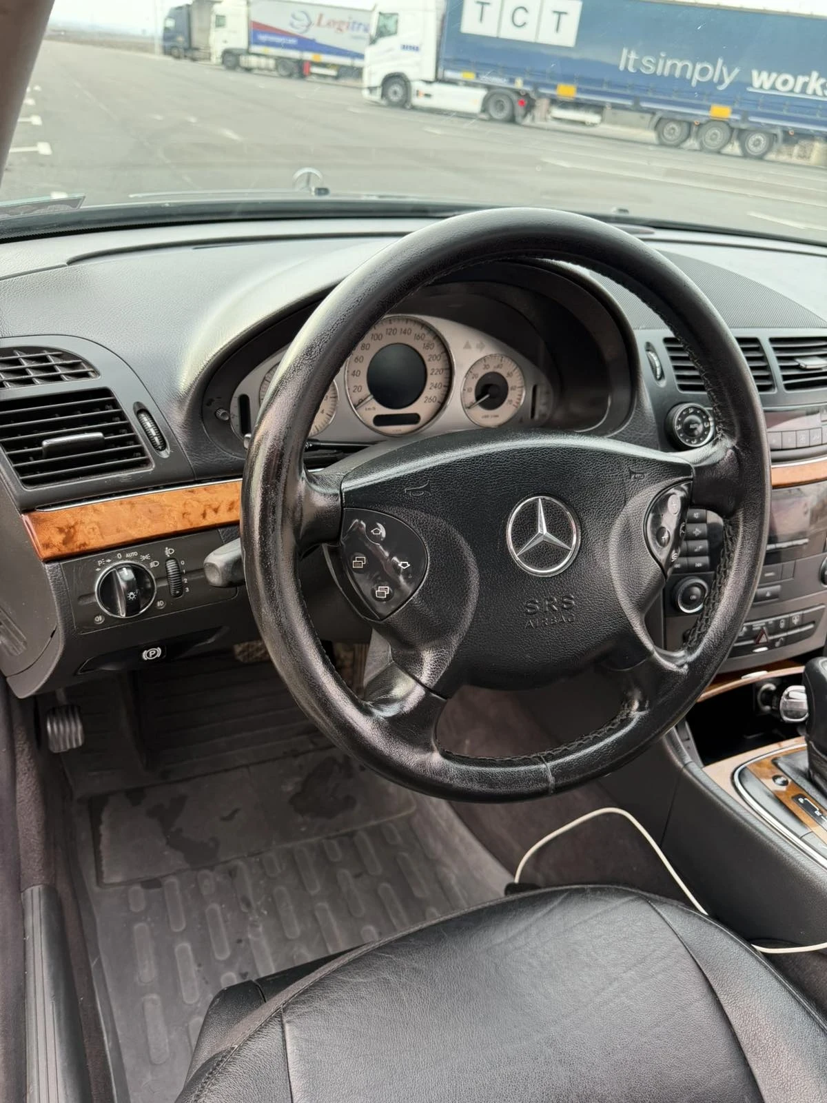 Mercedes-Benz E 220, снимка 16 - Автомобили и джипове - 54354241