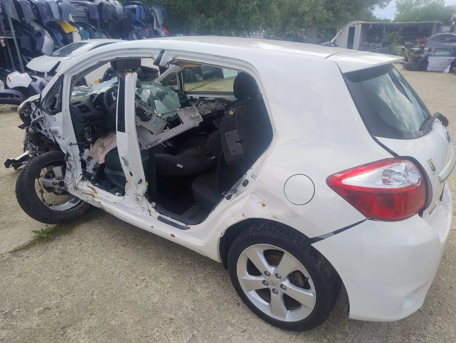 Toyota Auris 1.8 Hybrid, снимка 4 - Автомобили и джипове - 54798756