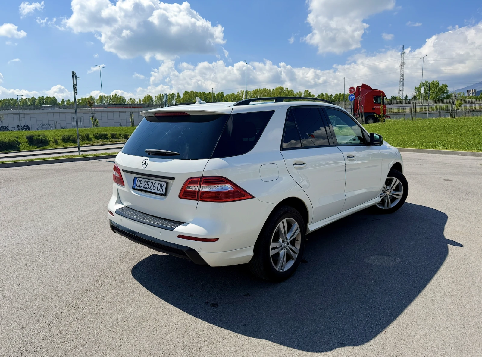 Mercedes-Benz ML 350 4Matic AMG Line/360/Harman Kardon/Distronic/Панора, снимка 3 - Автомобили и джипове - 54508680