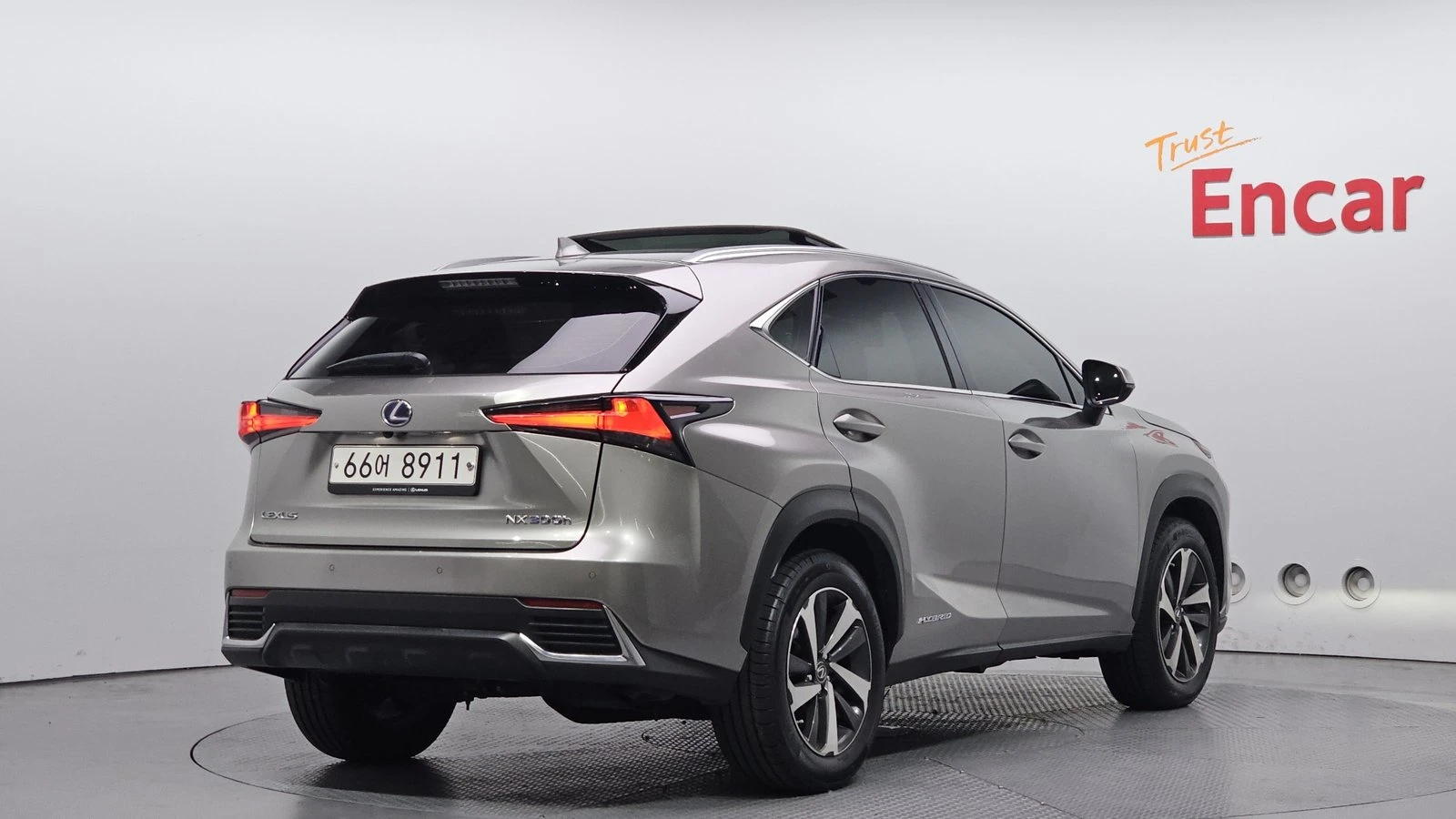 Lexus NX 300h* ЛЮК* ПОДГРЕВ ВОЛАН* BLIND SPOT* КРАЙНА ЦЕНА, снимка 2 - Автомобили и джипове - 55367135