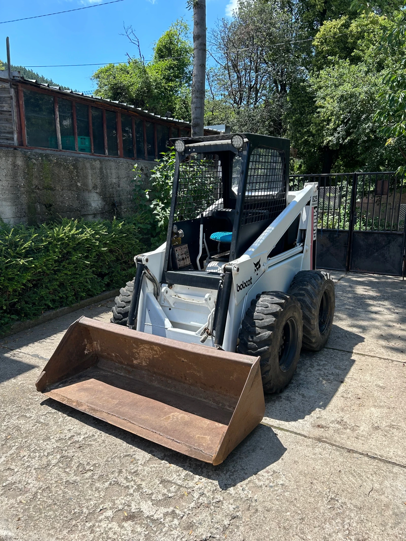 Мини челни товарачи Bobcat 825 - изображение 4