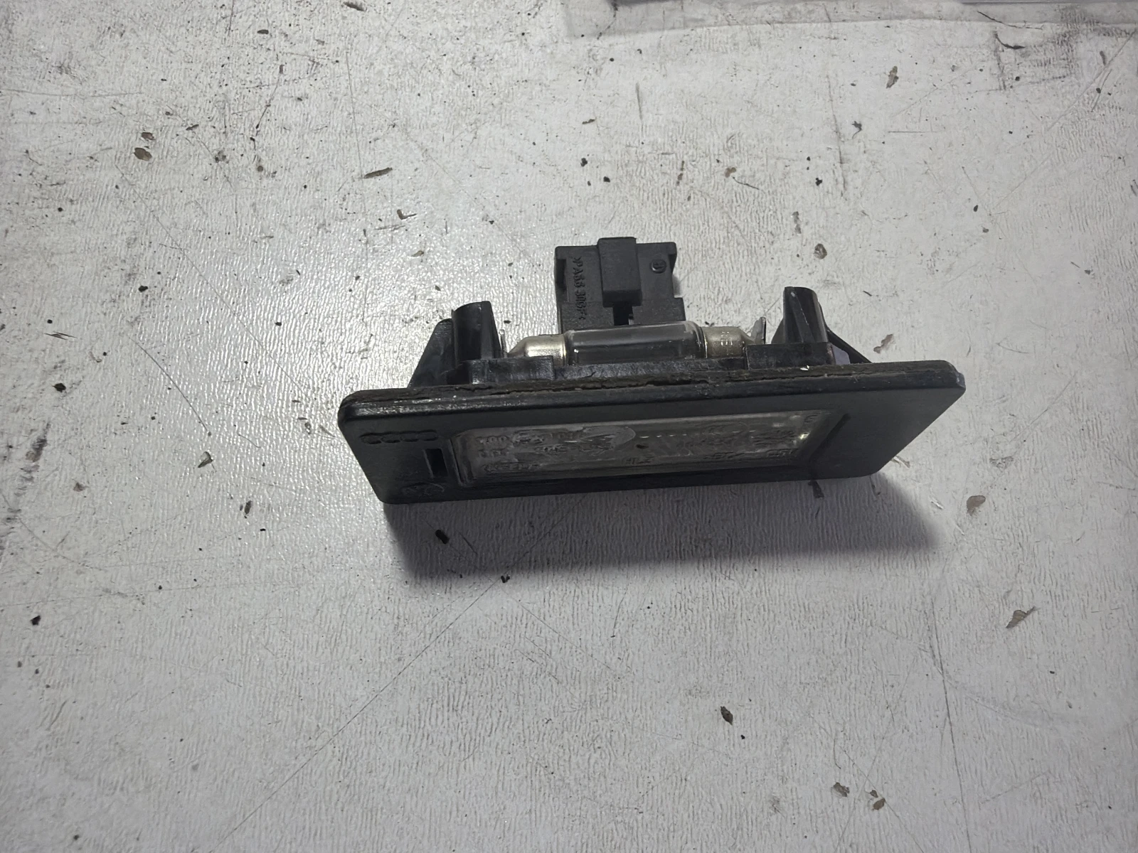 плафон регистрационен номер 8T0943021 Audi A4