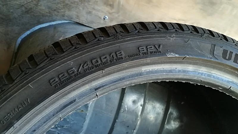 Гуми Зимни 225/40R18, снимка 6 - Гуми и джанти - 25611023