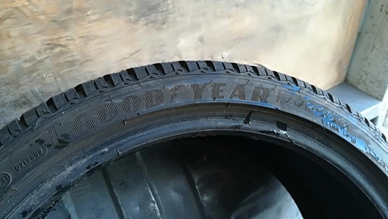 Гуми Зимни 225/40R18, снимка 4 - Гуми и джанти - 25611023