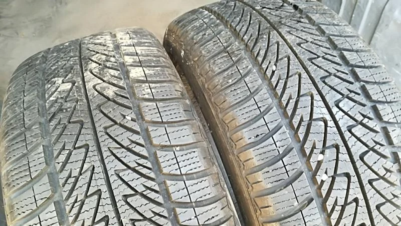 Гуми Зимни 225/40R18, снимка 2 - Гуми и джанти - 25611023