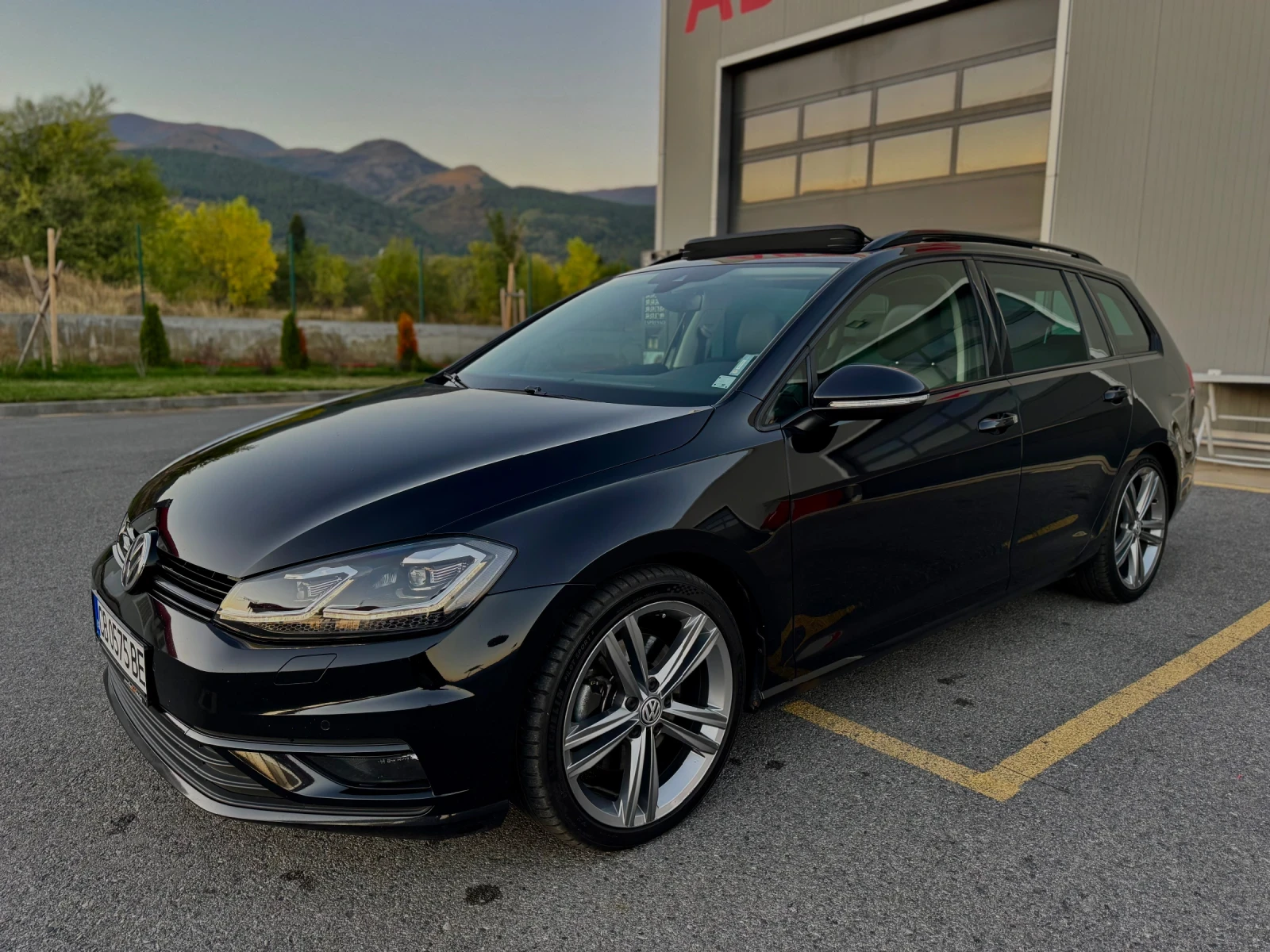 VW Golf 2.0 TDI Highline, Кожа, Keyless, Панорама, LED, снимка 1