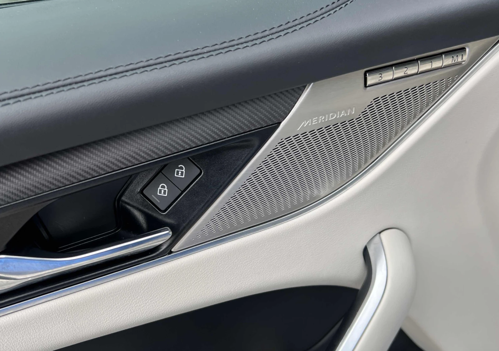 Jaguar F-PACE SVR* Auto, AWD, 5.0L 8cyl* CARFAX, снимка 11 - Автомобили и джипове - 53892920