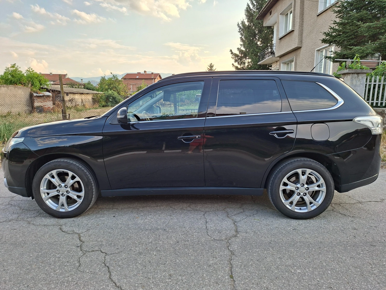 Mitsubishi Outlander 2.2 DI-D 4x4, 7 местна, снимка 2 - Автомобили и джипове - 55616995