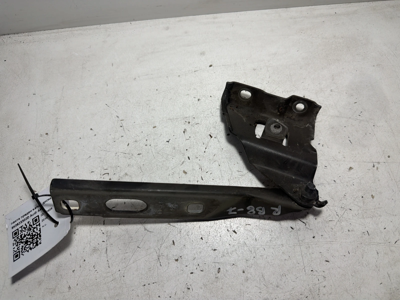 панта преден капак дясна 8K0823302D Audi A4