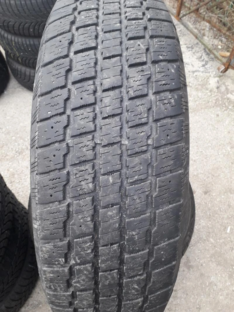 Гуми Зимни 235/75R15, снимка 1 - Гуми и джанти - 23913472