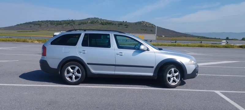 Skoda Octavia Scout 2.0 tdi BMM, снимка 5 - Автомобили и джипове - 52921126