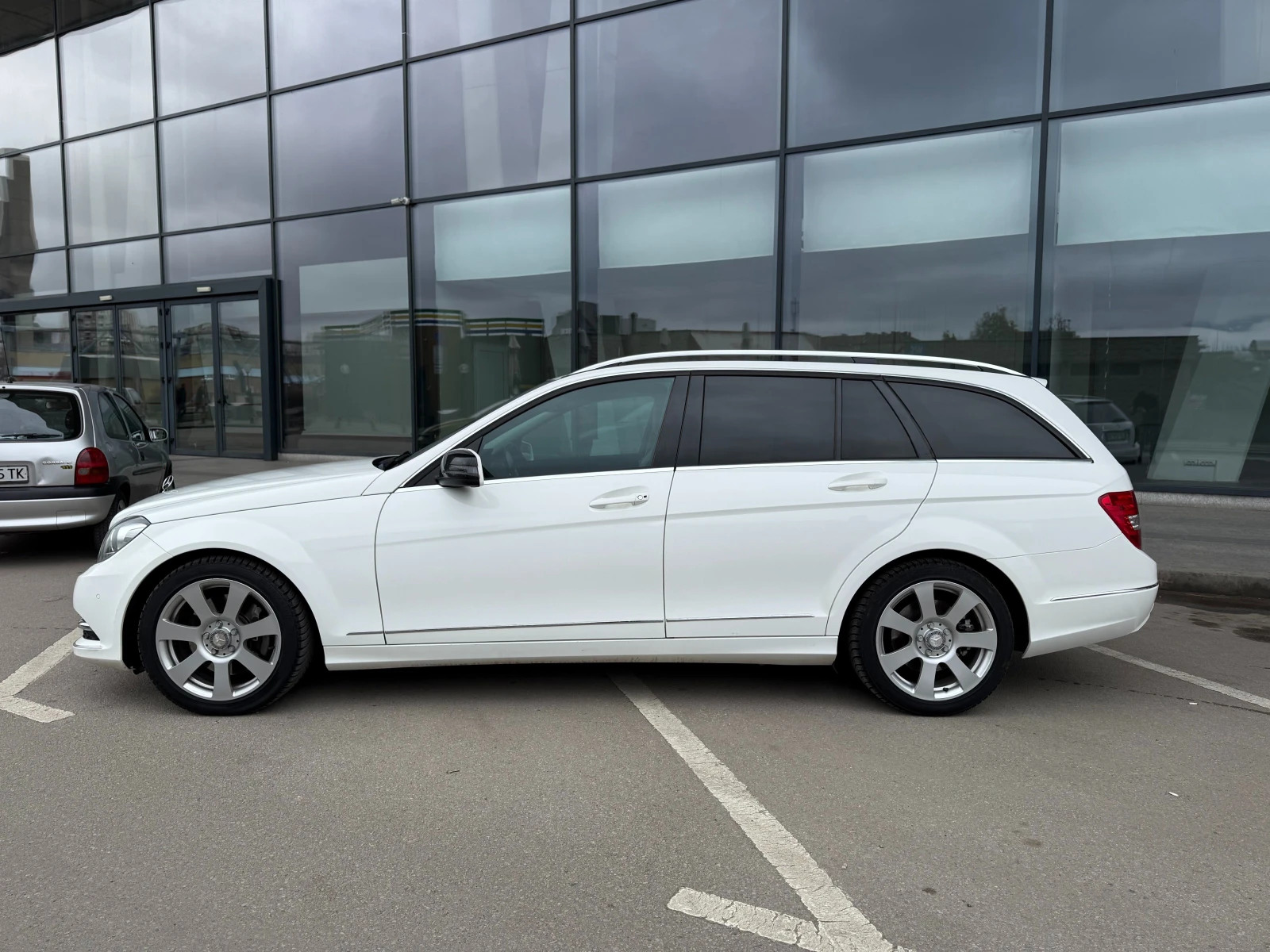 Mercedes-Benz C 300 CDI 6 МЕСЕЦА ГАРАНЦИЯ/ 231к.с. 4Matic Facelift , снимка 2 - Автомобили и джипове - 54064166