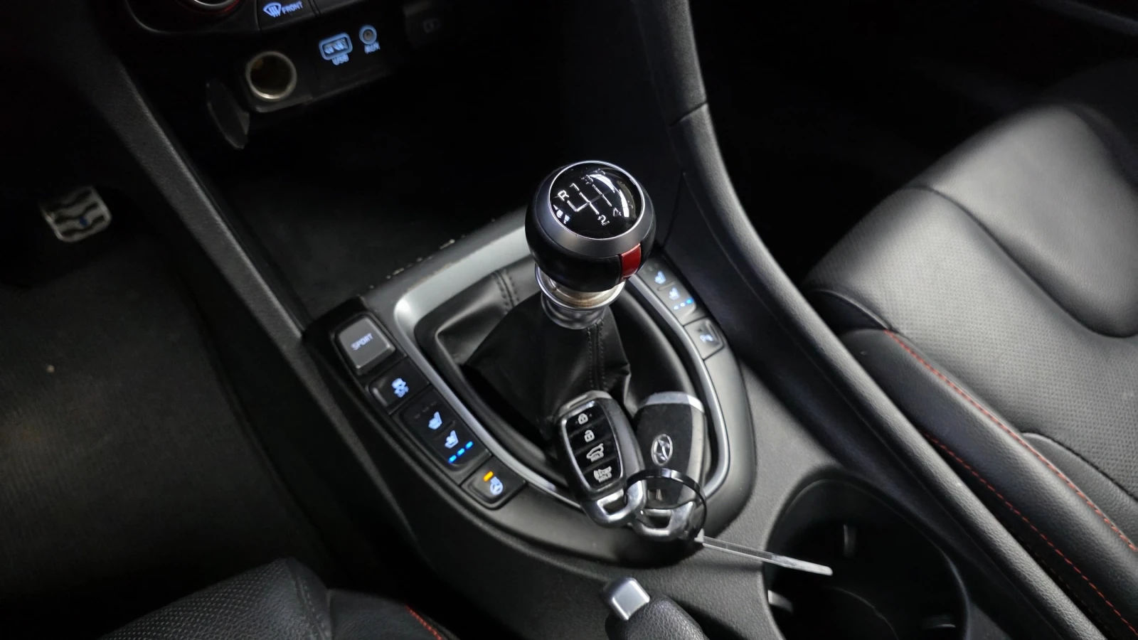 Hyundai Veloster  Sport 1.6 Turbo* ПОДГРЕВ ВОЛАН* hellascars.bg, снимка 13 - Автомобили и джипове - 55558745