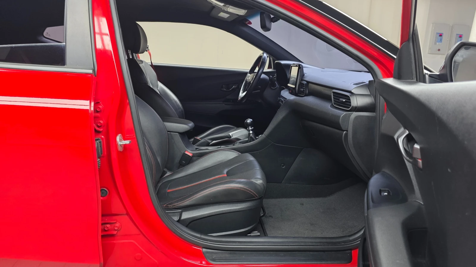Hyundai Veloster  Sport 1.6 Turbo* ПОДГРЕВ ВОЛАН* hellascars.bg, снимка 14 - Автомобили и джипове - 55558745