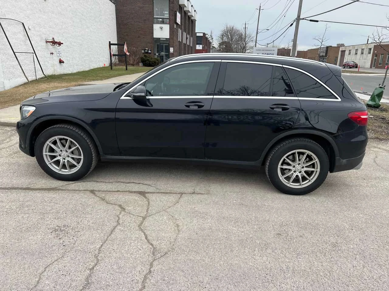 Mercedes-Benz GLC 300 * CARFAX * ПОДГРЕВИ * КАМЕРА * ПАМЕТ, снимка 2 - Автомобили и джипове - 53977515