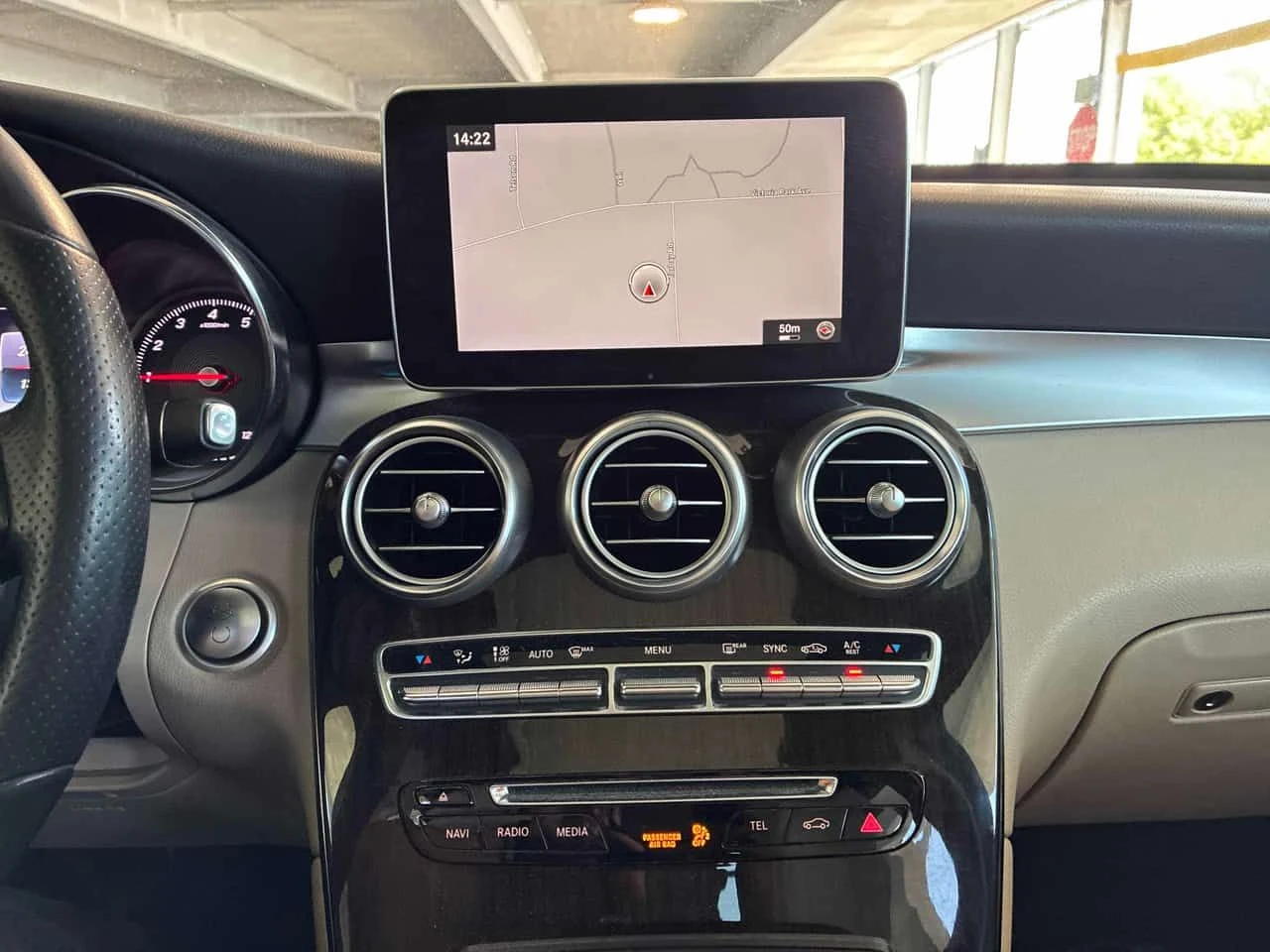 Mercedes-Benz GLC 300 * CARFAX * LANE ASSIST * КЛИП НА МОТОРА, снимка 9 - Автомобили и джипове - 54759427