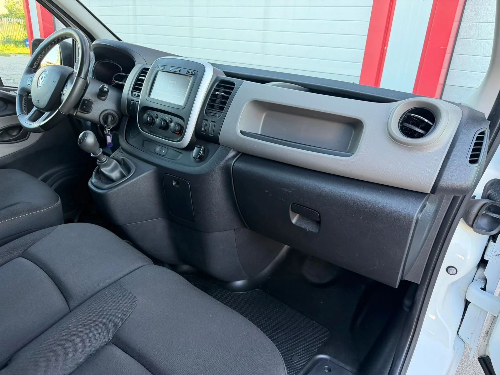 Renault Trafic 1.6DCI NAVI LANG 6-СКОРОСТИ EVRO 6B ЛИЗИНГ!!!, снимка 16 - Бусове и автобуси - 54682197