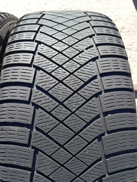 Гуми Зимни 225/50R17, снимка 2 - Гуми и джанти - 47678146