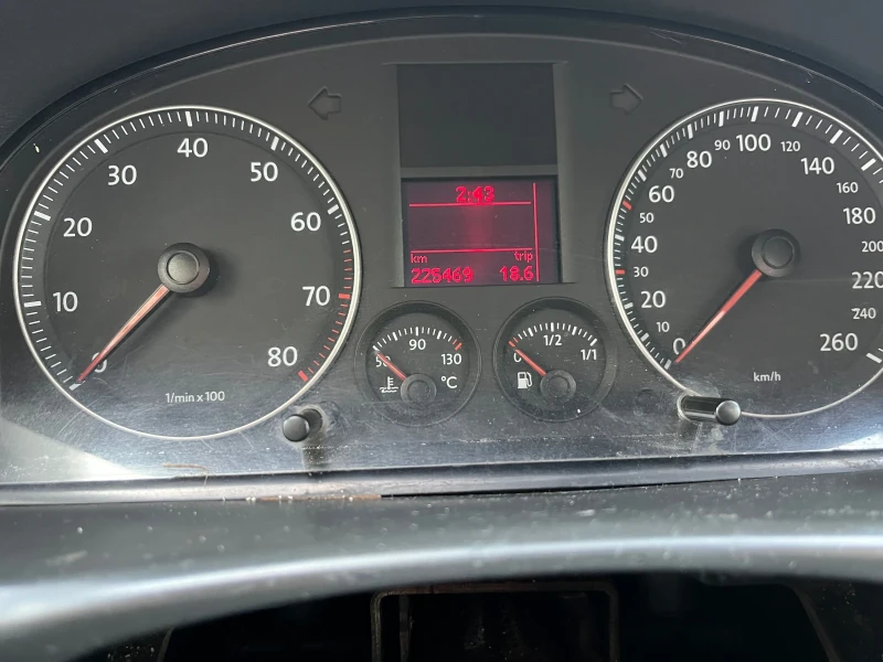 VW Touran, снимка 11 - Автомобили и джипове - 52828611