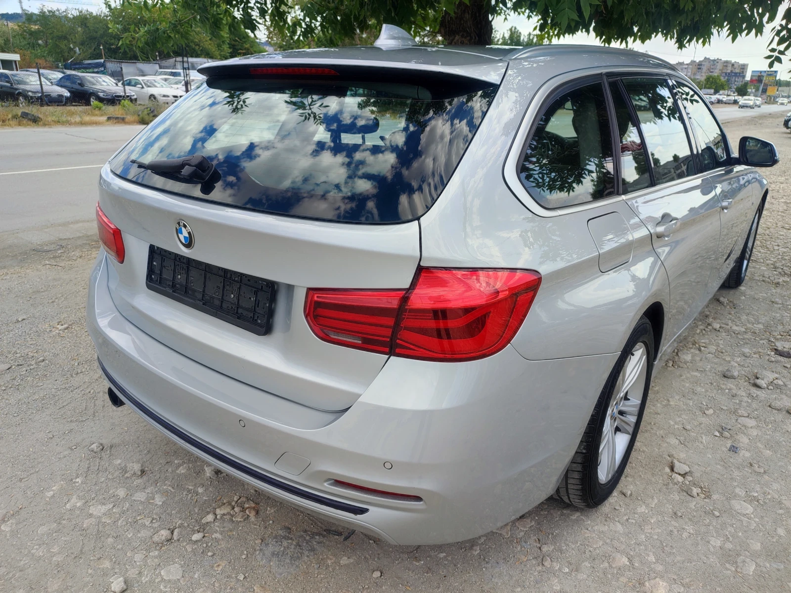 BMW 320 2.0LCI FACELIFT/AUTOMATIC/SPORTLINE/NAVIGATION  - изображение 4