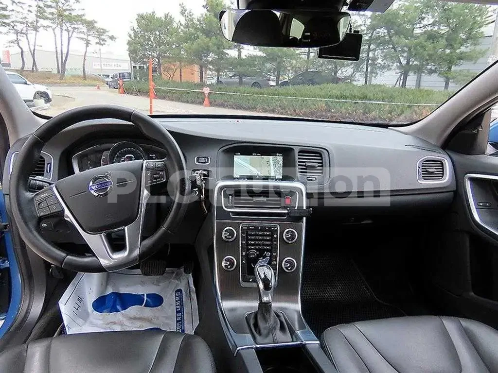 Volvo V60, снимка 7 - Автомобили и джипове - 54147636