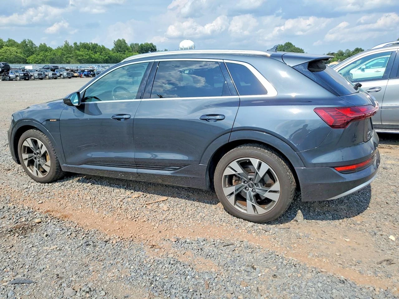 Audi E-Tron Premium, снимка 2 - Автомобили и джипове - 55534802