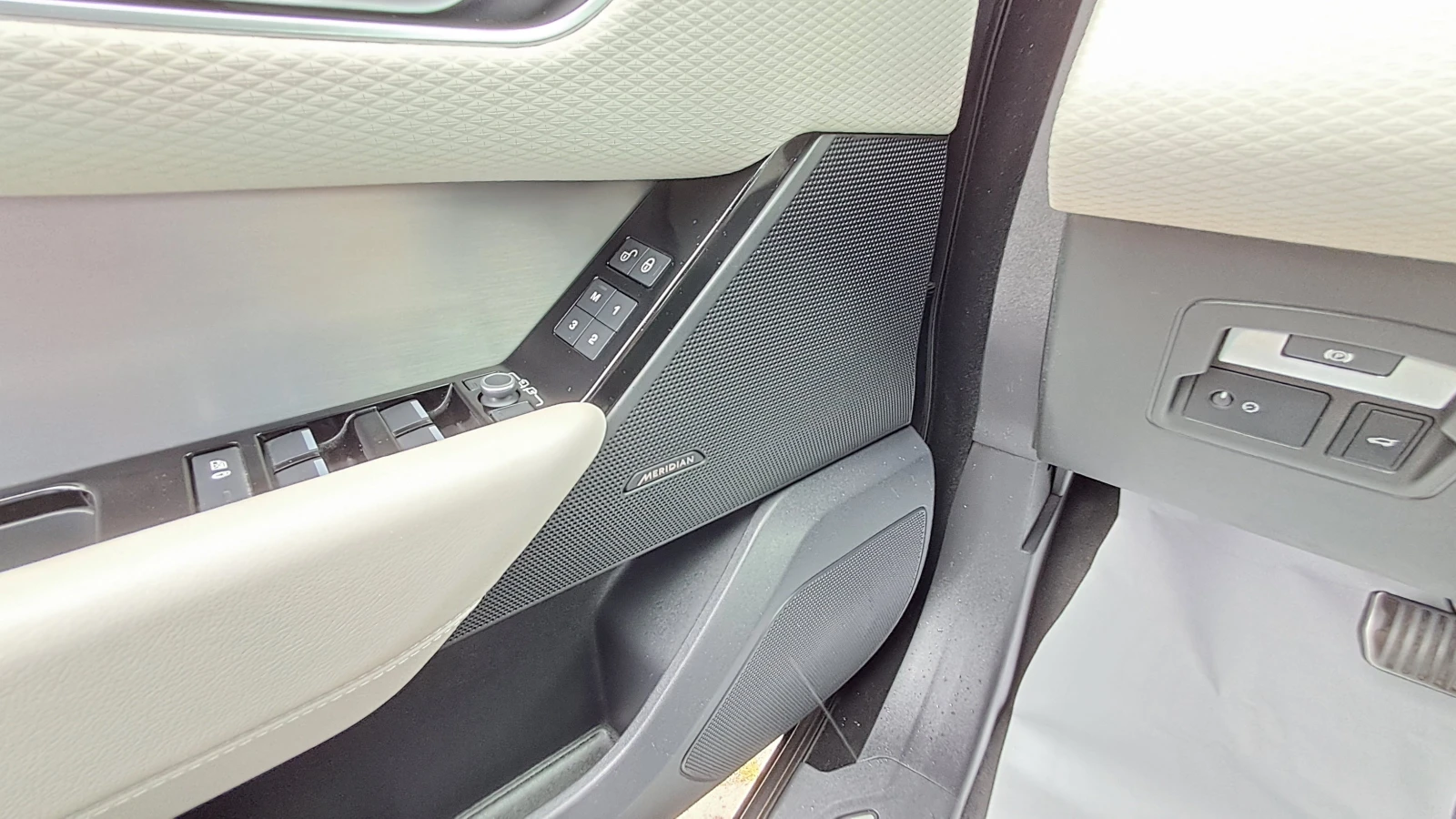 Land Rover Range Rover Velar R-DYNAMIC FULL РЕАЛ КМ ИЗКЛЮЧИТЕЛН СЕРВ КНИЖ УНИКТ, снимка 15 - Автомобили и джипове - 32911363