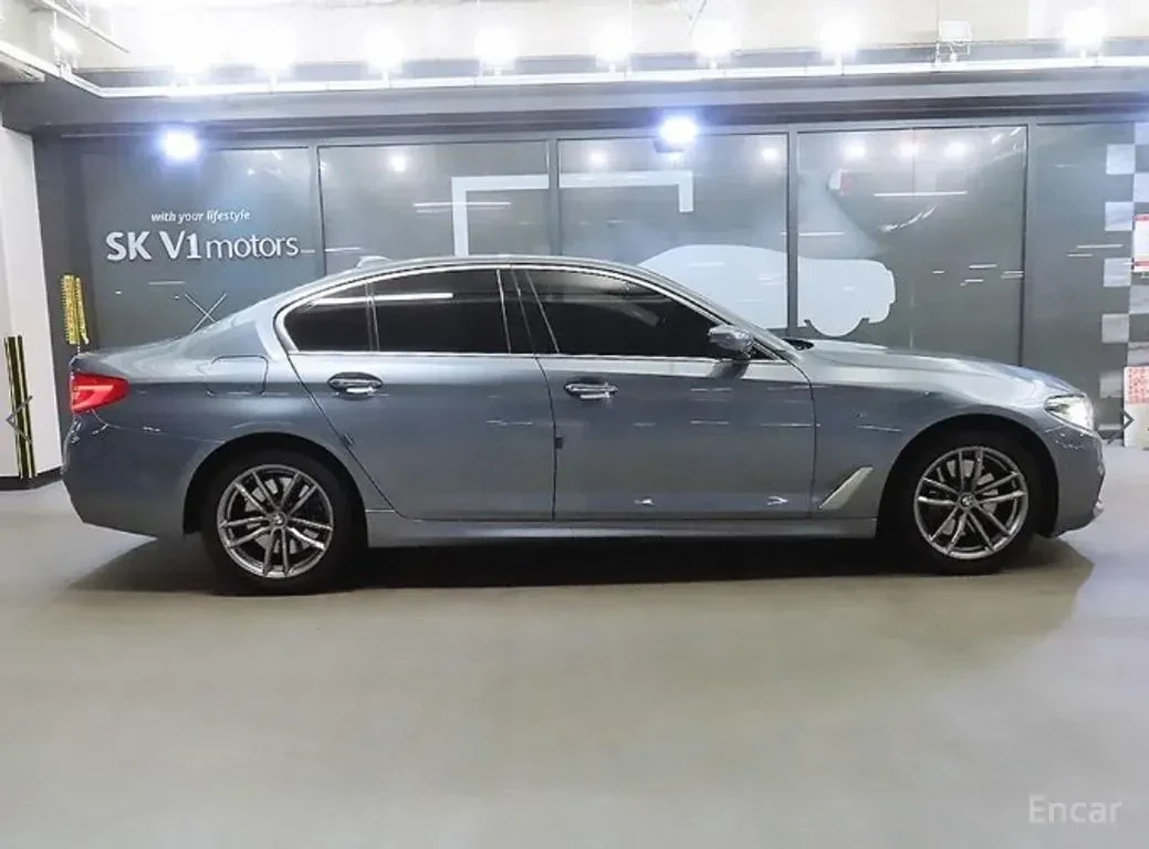 BMW 530 M* SPORT* ОБДУХВАНЕ* 360КАМЕРА* ХЕДЪП* LANE* ASSIS, снимка 3 - Автомобили и джипове - 56129122