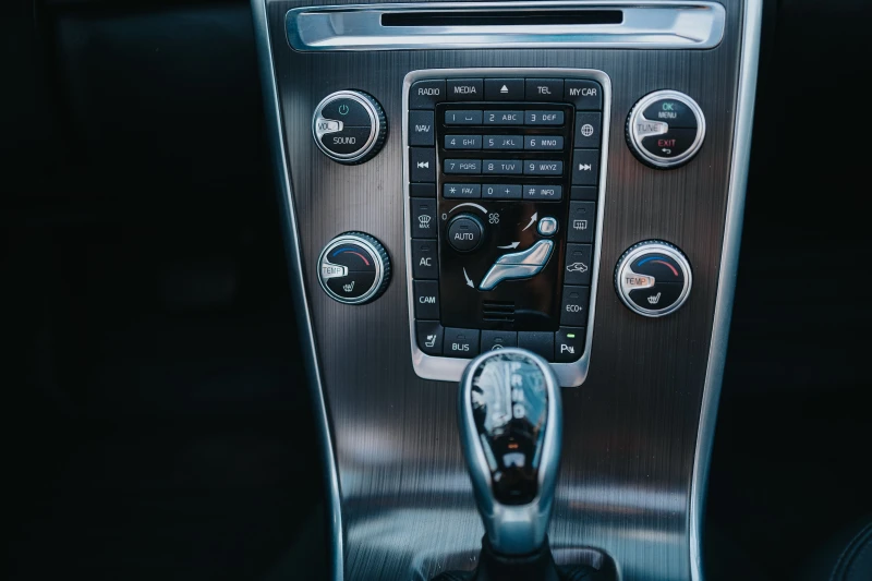 Volvo XC60 T6 Premier, снимка 8 - Автомобили и джипове - 51961705