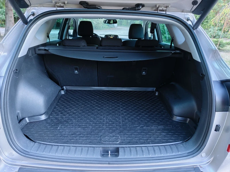 Hyundai Tucson 2.0 4WD Premium, снимка 16 - Автомобили и джипове - 52307718