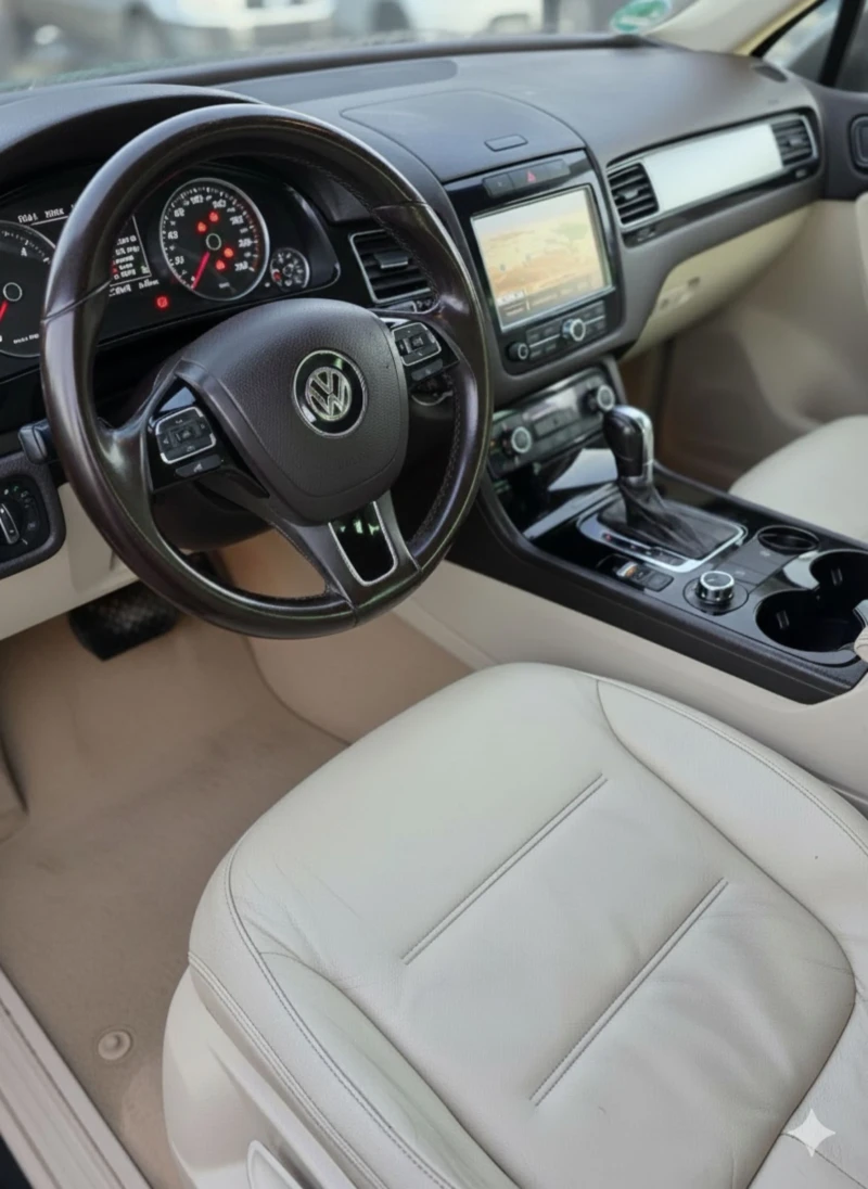 VW Touareg 3.0tdi Панорама /Печка/ Би ксенон / Кожа , снимка 10 - Автомобили и джипове - 53014957