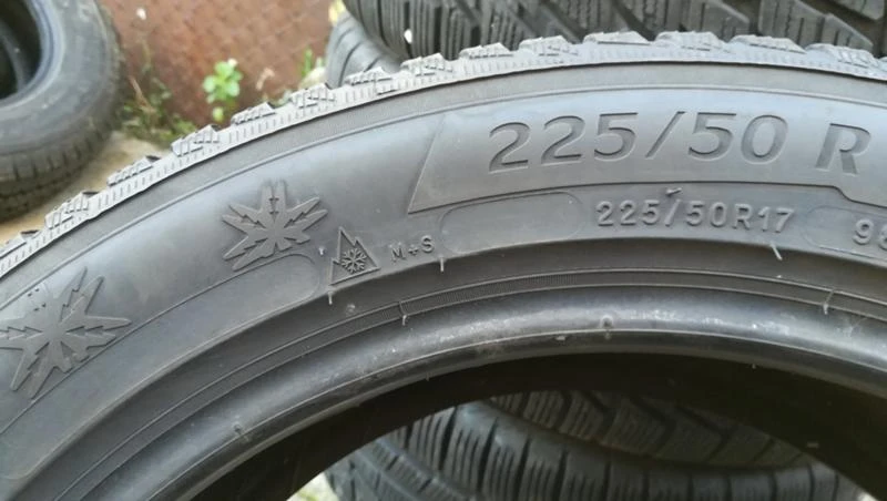 Гуми Зимни 225/50R17, снимка 8 - Гуми и джанти - 26835851