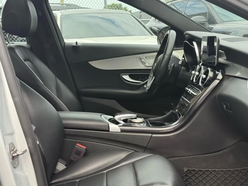 Mercedes-Benz C 300 * АВТО КРЕДИТ* ЦЕНА ДО БГ * СЕРВИЗНА ИСТОРИЯ * , снимка 5 - Автомобили и джипове - 52691191