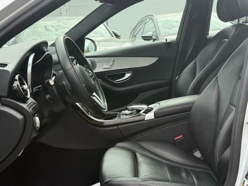 Mercedes-Benz C 300 * АВТО КРЕДИТ* ЦЕНА ДО БГ * СЕРВИЗНА ИСТОРИЯ * , снимка 6 - Автомобили и джипове - 52691191