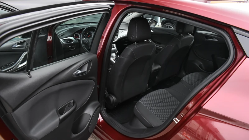 Opel Astra 1.4 SIDI Turbo Edition Automatic, снимка 9 - Автомобили и джипове - 53231727