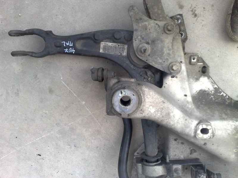 носач преден ляв за Пежо 407 2.0хди (1)