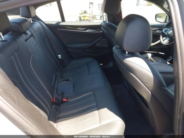BMW 540 Mpack* Keyless* Shadow* Ambient* Harman* Пано* , снимка 8 - Автомобили и джипове - 52812255