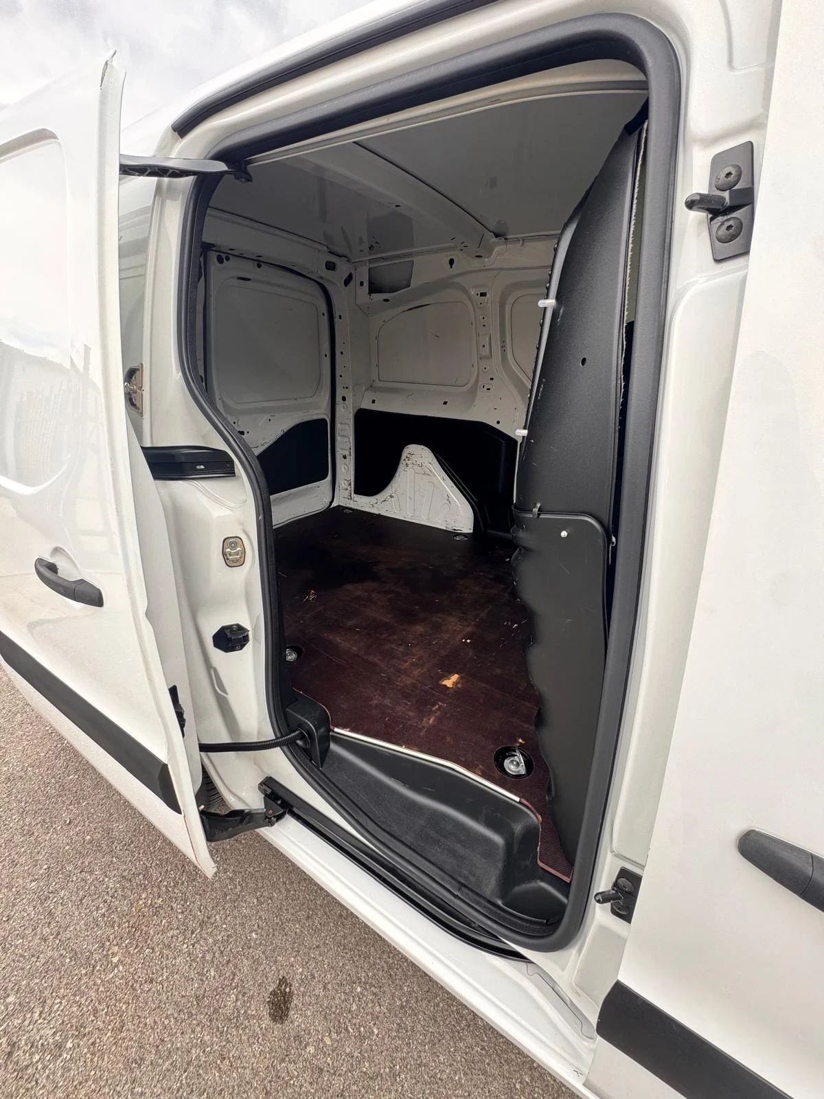 Citroen Berlingo 1.6 HDI Euro 6 , снимка 13 - Автомобили и джипове - 54020810