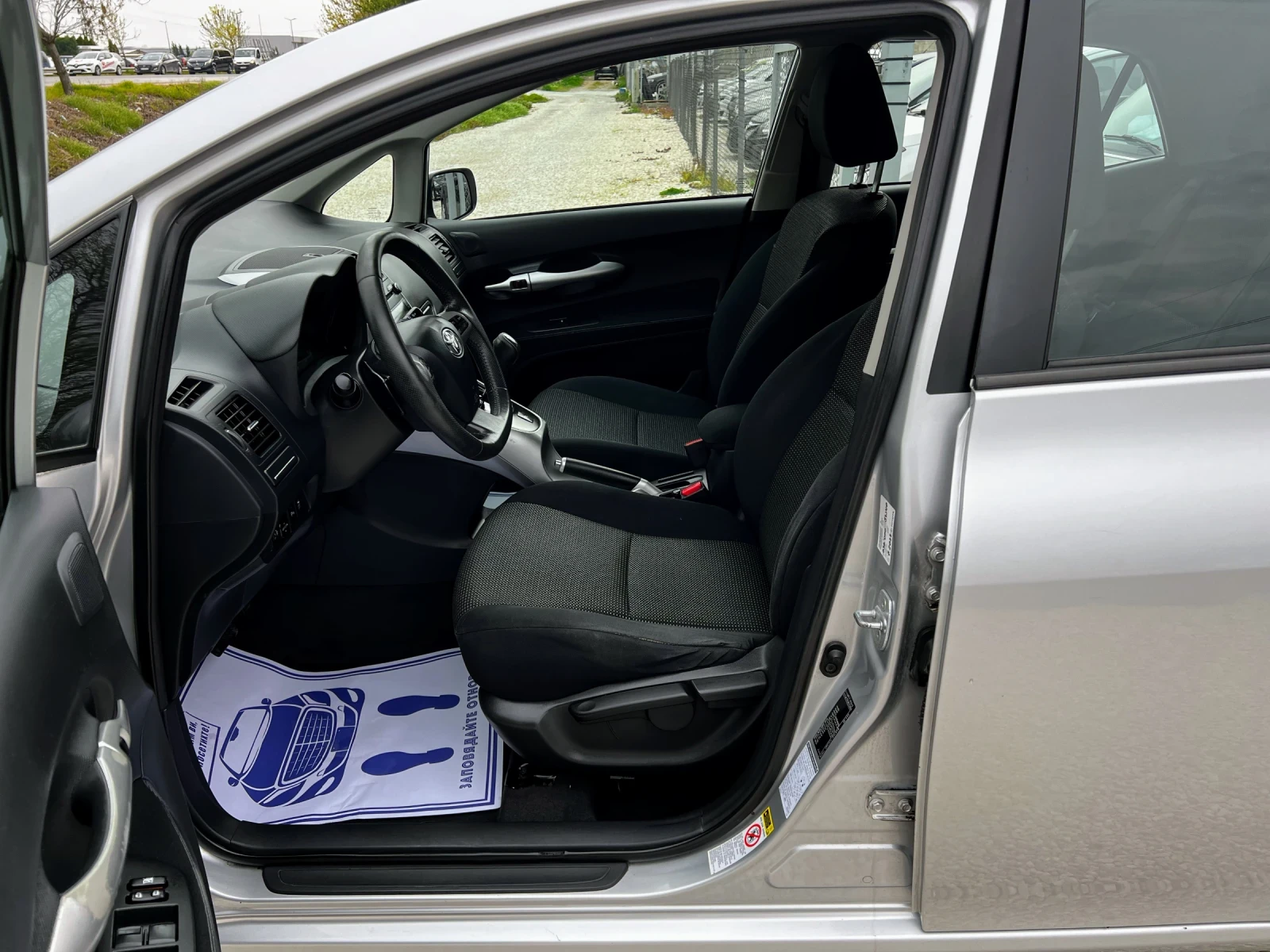 Toyota Auris 1.6i AUTOMATIC 168000KM, снимка 10 - Автомобили и джипове - 54203070