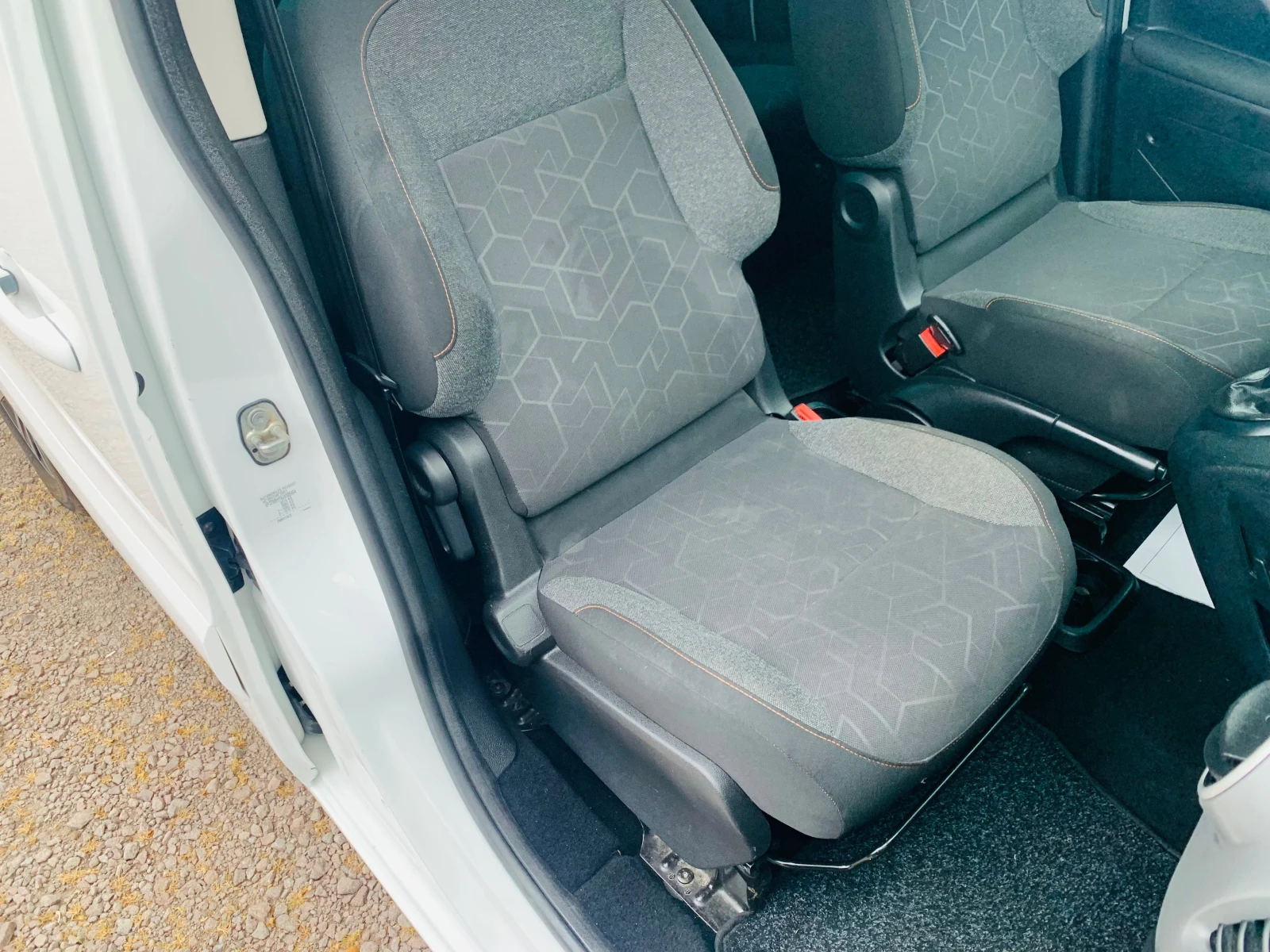 Peugeot Partner TEPEE 1.6hdi, снимка 16 - Автомобили и джипове - 54359649