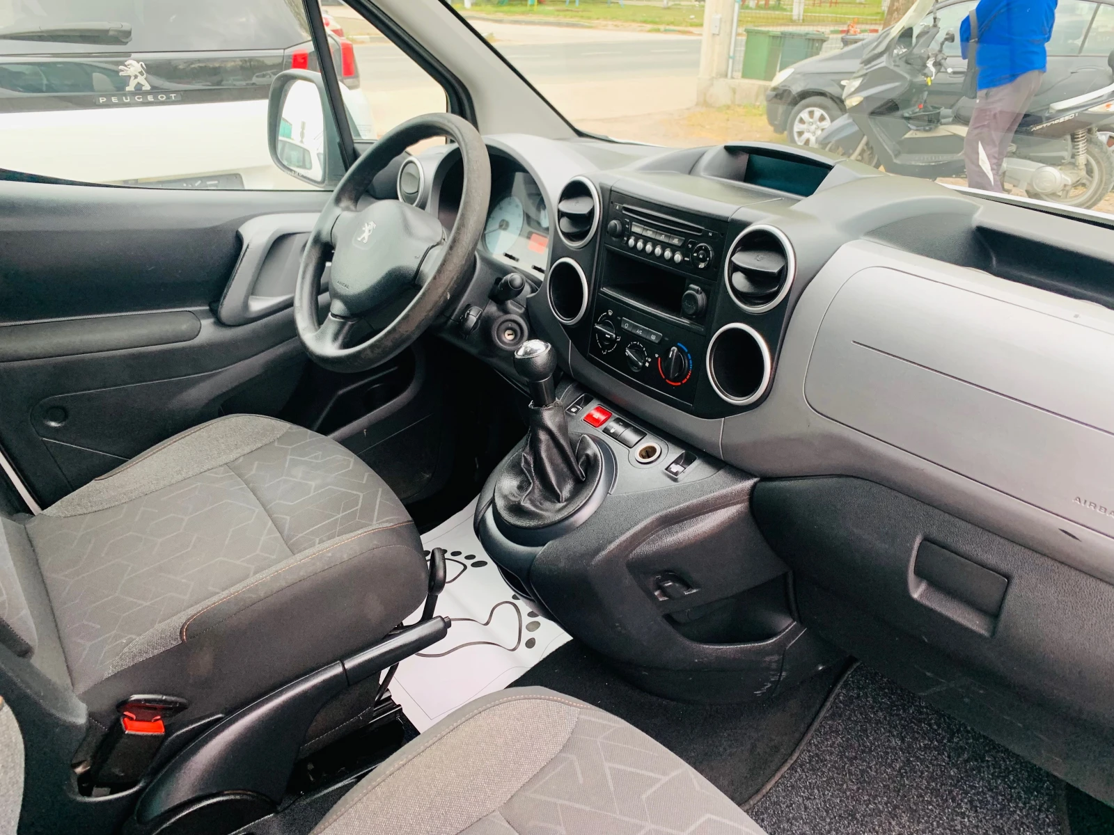 Peugeot Partner TEPEE 1.6hdi, снимка 14 - Автомобили и джипове - 54359649