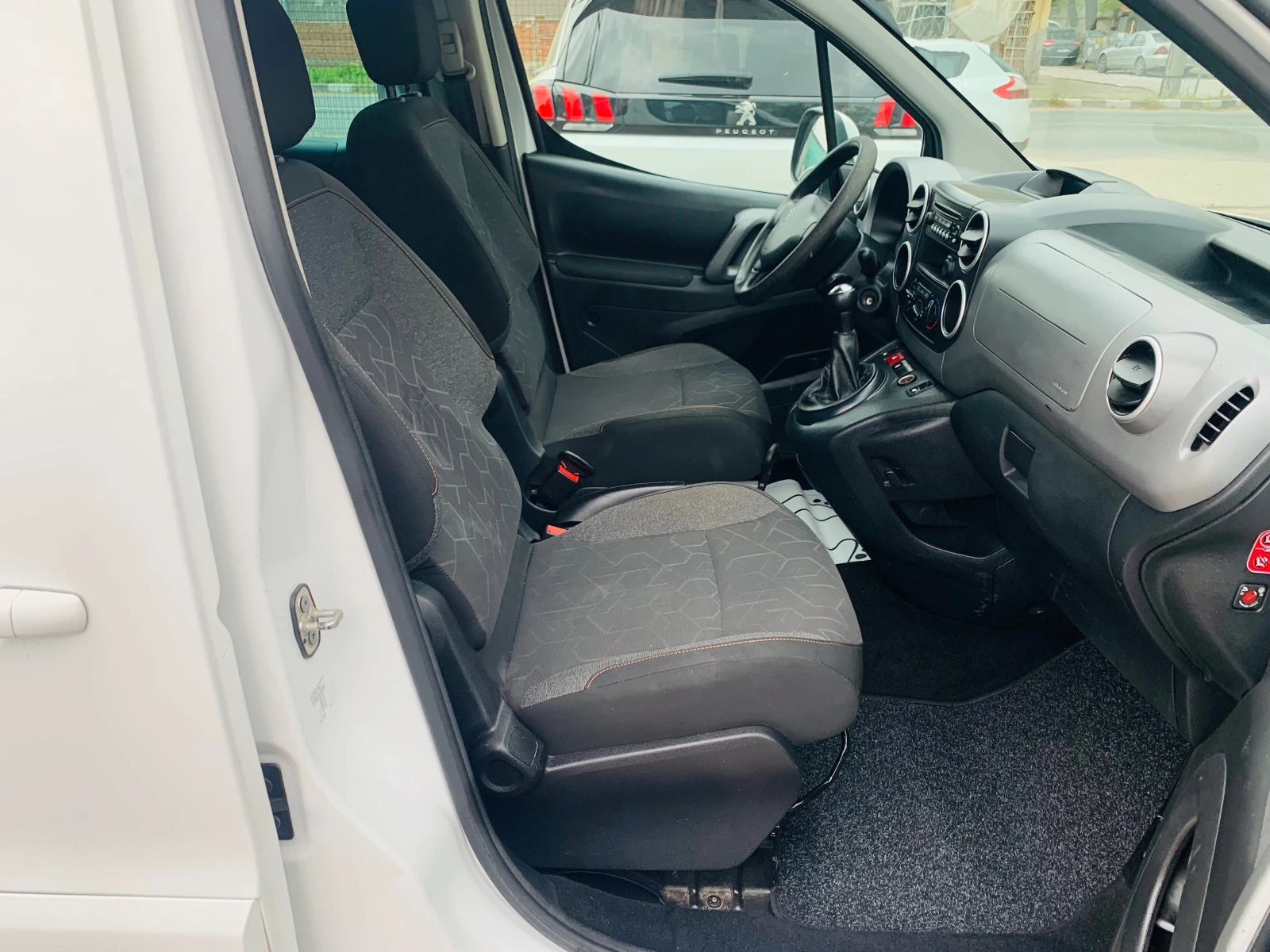 Peugeot Partner TEPEE 1.6hdi, снимка 15 - Автомобили и джипове - 54359649