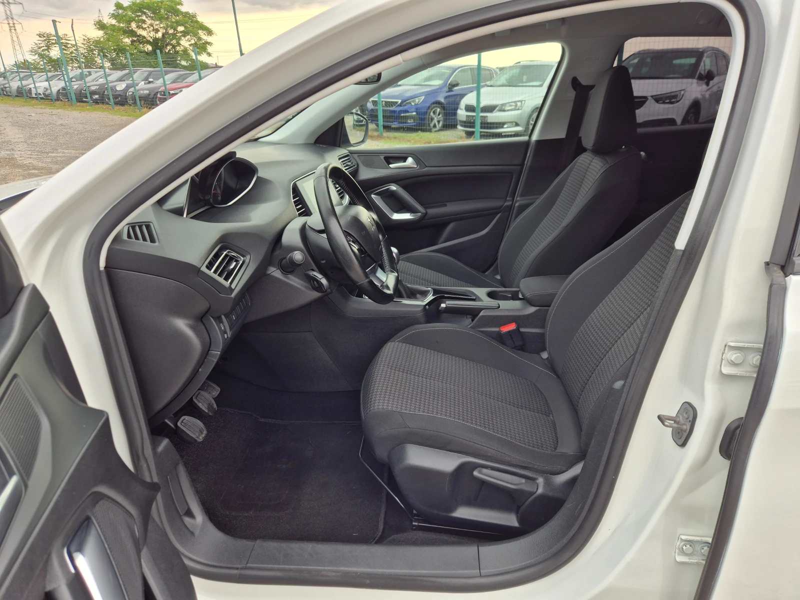 Peugeot 308 SW 1.5HDI 131кс, снимка 13 - Автомобили и джипове - 54877724
