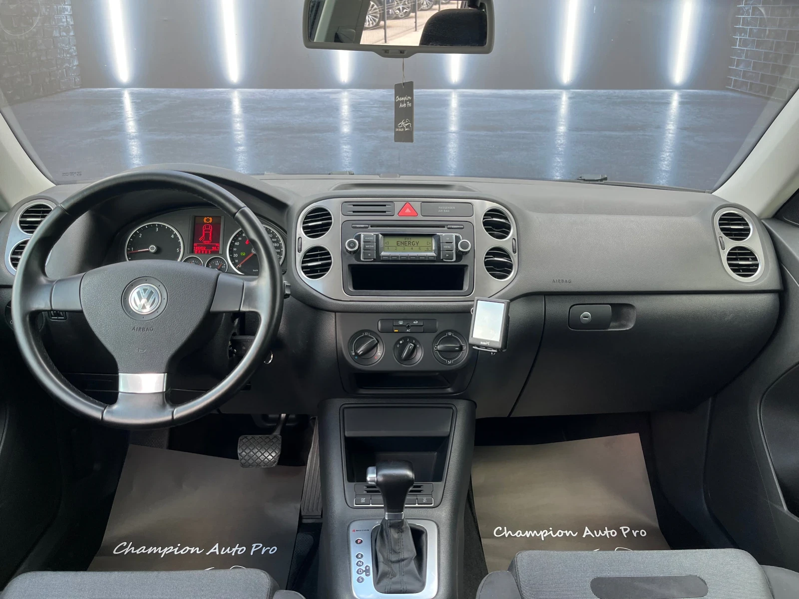 VW Tiguan 2.0TDI 4x4, снимка 7 - Автомобили и джипове - 56104836
