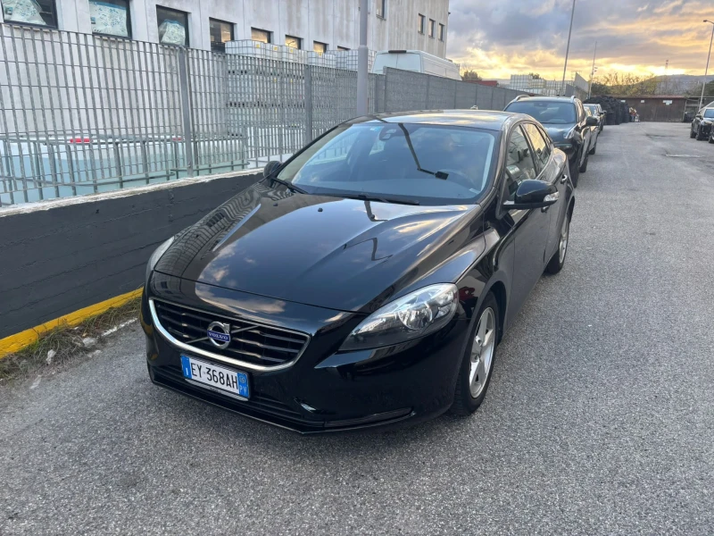 Volvo V40 Като нова , снимка 1 - Автомобили и джипове - 49158502