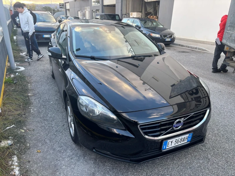 Volvo V40 Като нова , снимка 4 - Автомобили и джипове - 49158502