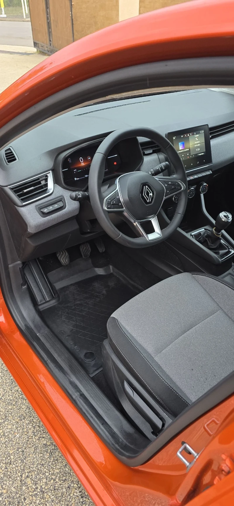 Renault Clio Ексклузивен автомобил; Пробегът е 100% реален!, снимка 6 - Автомобили и джипове - 52001798