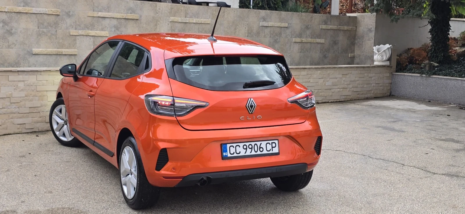 Renault Clio 2024г. 5 000км. 1.0 ръчни скорости - изображение 4